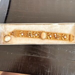 Elegant Gold Floral Bracelet